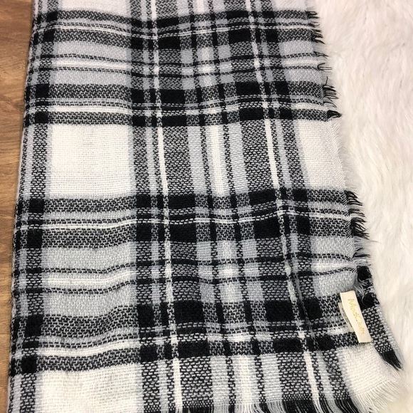 ModCloth grey & black Fall/Winter blanket scarf - Picture 4 of 5